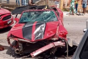 Motorista bêbado 'voa' com Chevette sobre Camaro e deixa 9 feridos