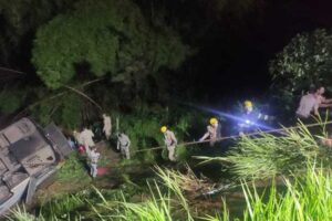 Ônibus cai em ribanceira e deixa 5 mortos em Goiás