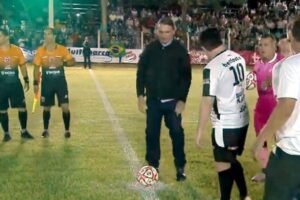Bolsonaro participa de jogo de futebol beneficente de sertanejos