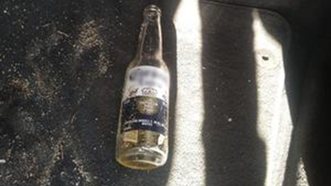 Garrafa de cerveja encontrada dentro do Porsche abandonado por motorista em SC