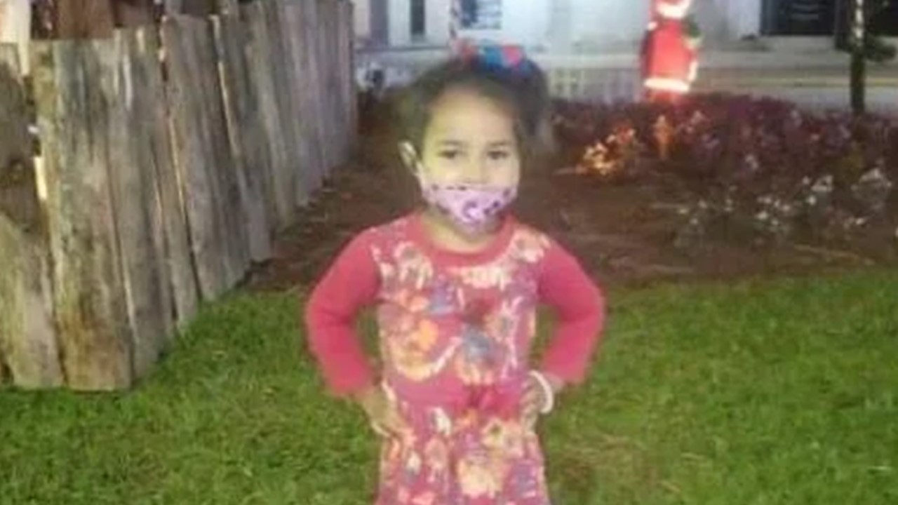 Menina de 2 anos morre após queda com bicicleta que ganhou no Natal