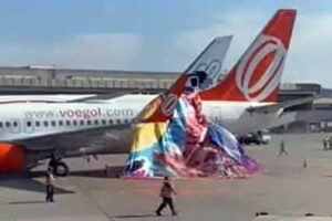 Balão cai sobre avião no aeroporto de Guarulhos