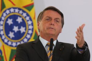 Bolsonaro cobra da Petrobras redução no preço do combustível após queda do valor do petróleo