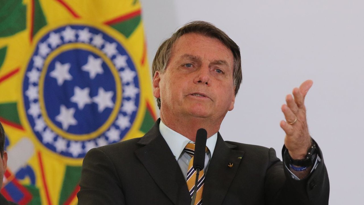 Bolsonaro cobra da Petrobras redução no preço do combustível após queda do valor do petróleo
