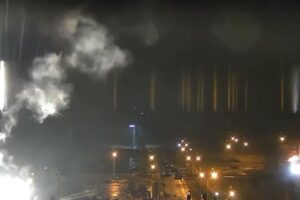 Maior usina nuclear da Europa pega fogo após ataque da Rússia