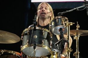 Taylor Hawkins, baterista do Foo Fighters, morre aos 50