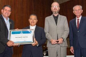 Padre Benedito Tadeu Rosa recebe Diploma de Gratidão e Medalha de Mérito Cívico