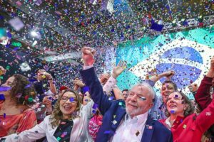 Lula lança pré-candidatura ao lado de Alckmin