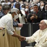 Papa Francisco aparece em cadeira de rodas pela primeira vez