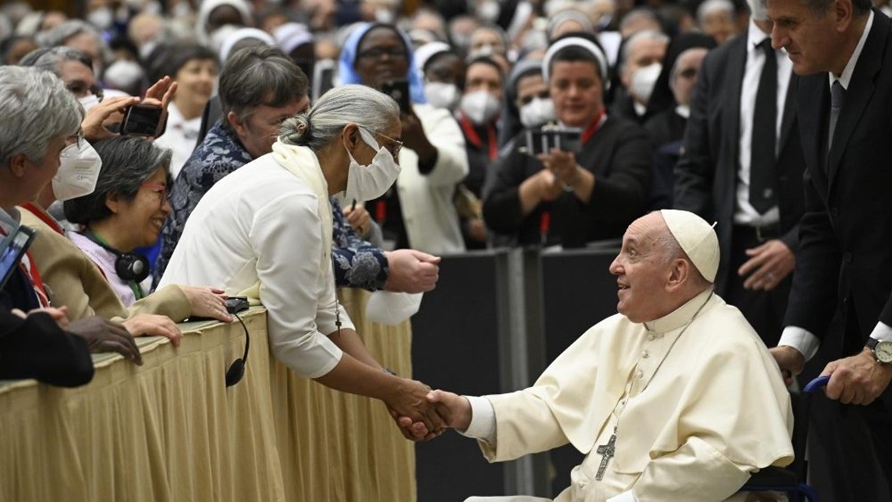 Papa Francisco aparece em cadeira de rodas pela primeira vez