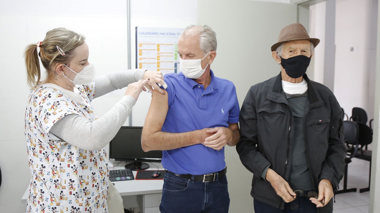 Prefeito Mario Botion é vacinado contra a gripe e reforça exemplo