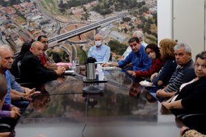 Prefeito Mario Botion recebe vereadores e moradores dos Lopes