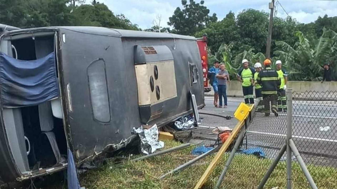 Seis morrem em acidente de ônibus da dupla Conrado e Aleksandro