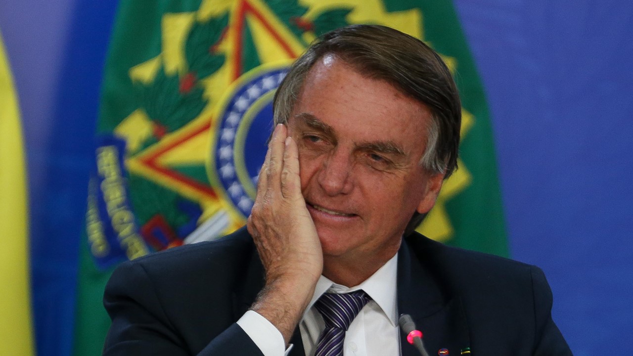 Bolsonaro ataca urnas desafia TSE cassar candidatura