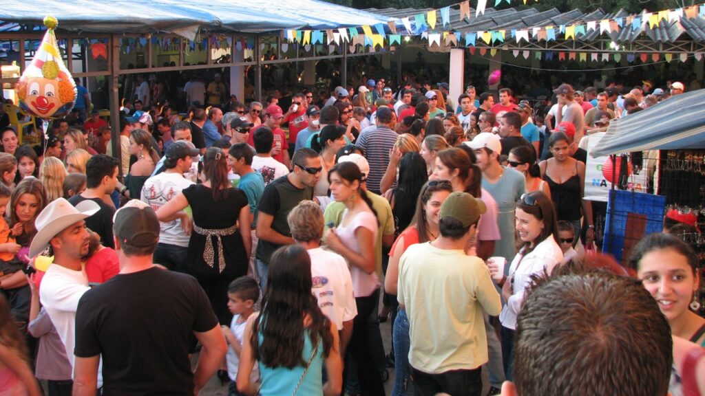 Com friozinho da serra, comida típica e música caipira, está aberta a temporada de quermesses da Estância de São Pedro
