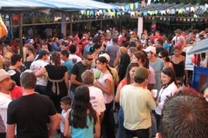 Com friozinho da serra, comida típica e música caipira, está aberta a temporada de quermesses da Estância de São Pedro
