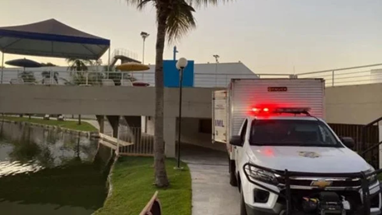 Jovem morre ao pular de trampolim em piscina de clube