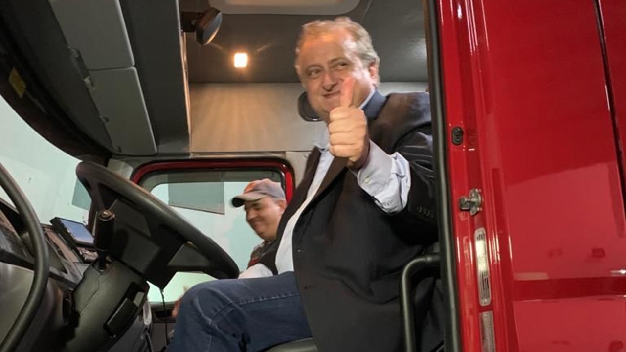 Deputado Miguel Lombardi entrega novo caminhão aos Bombeiros