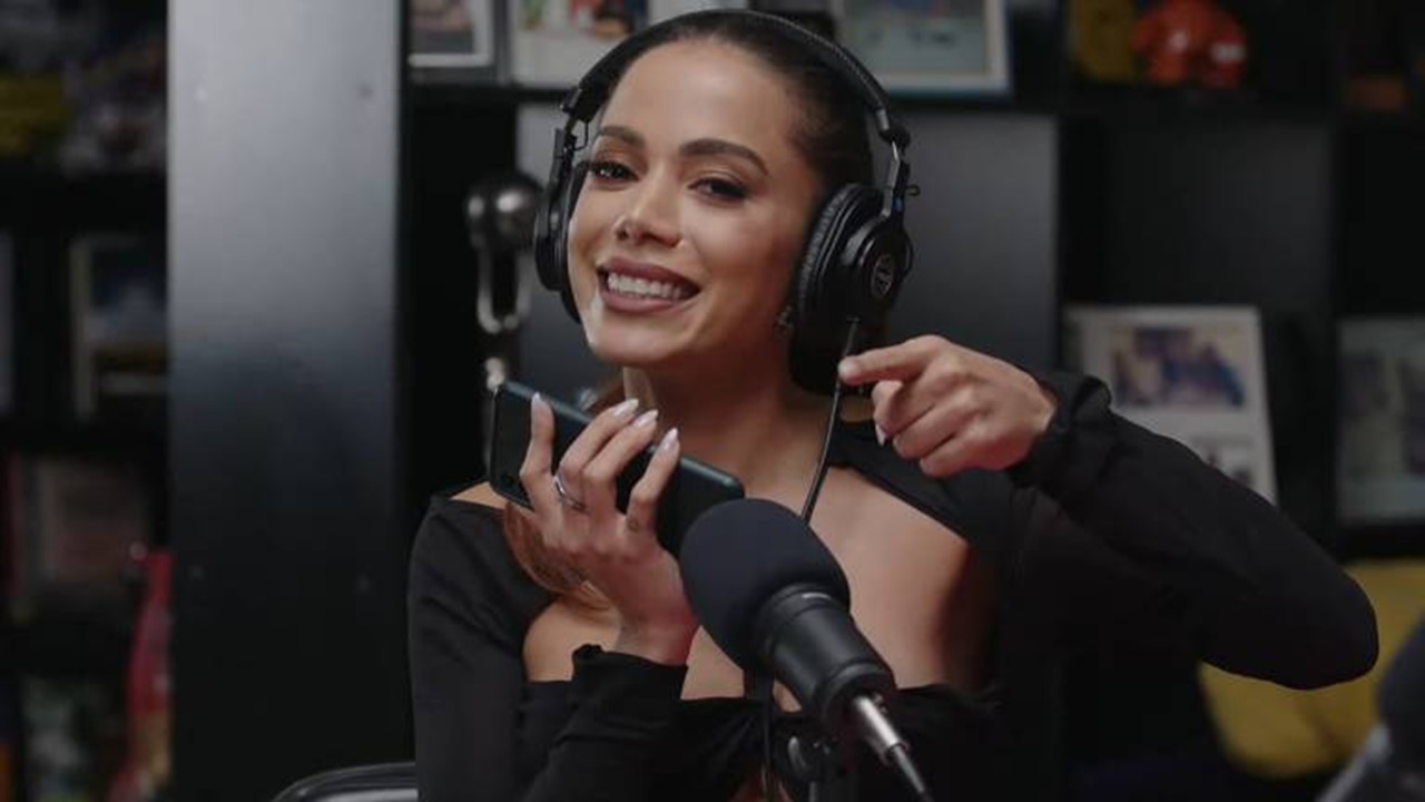 Anitta toca áudio de Lula em podcast e comenta a beleza de sua vagina