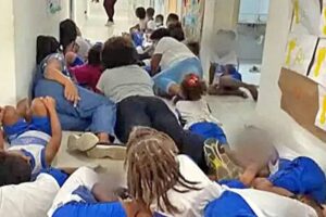 Crianças deitam em chão de escola para fugir de tiroteio na Bahia