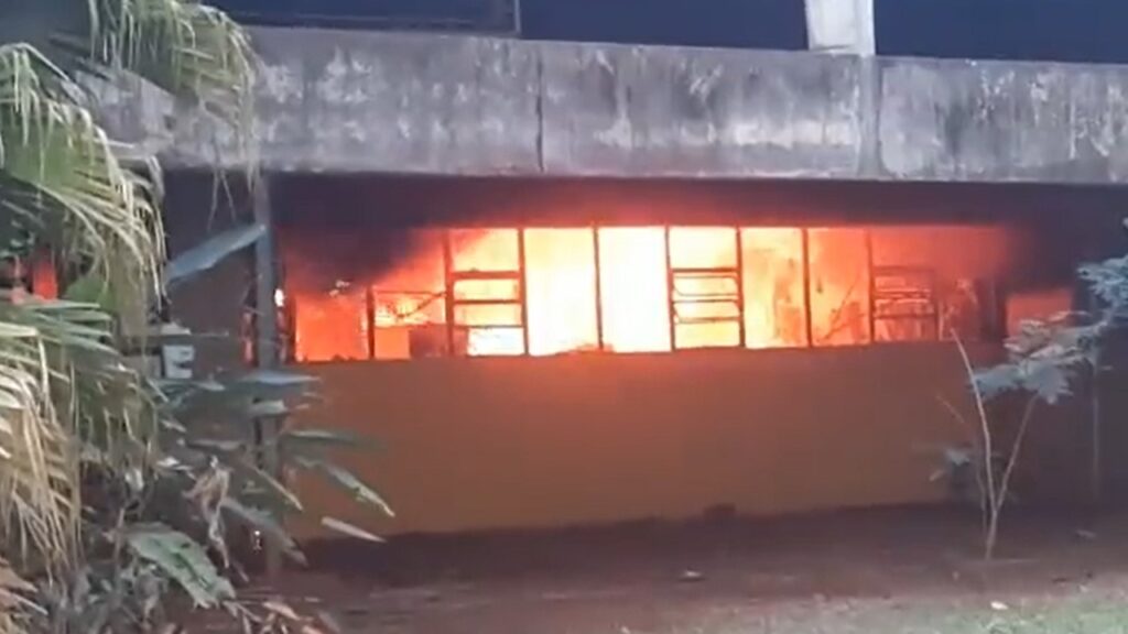 Incêndio destrói prédio da Unesp em Rio Claro
