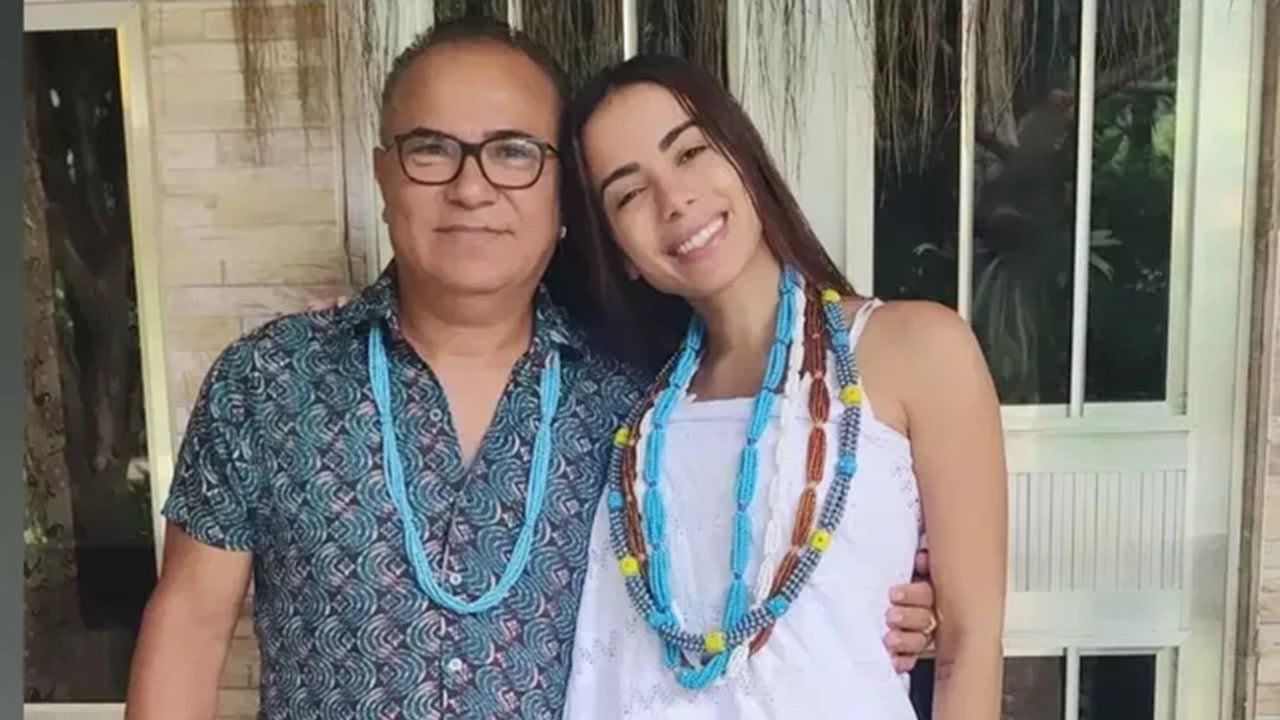 Pai de Santo mostra Anitta em uma cerimônia de Candomblé