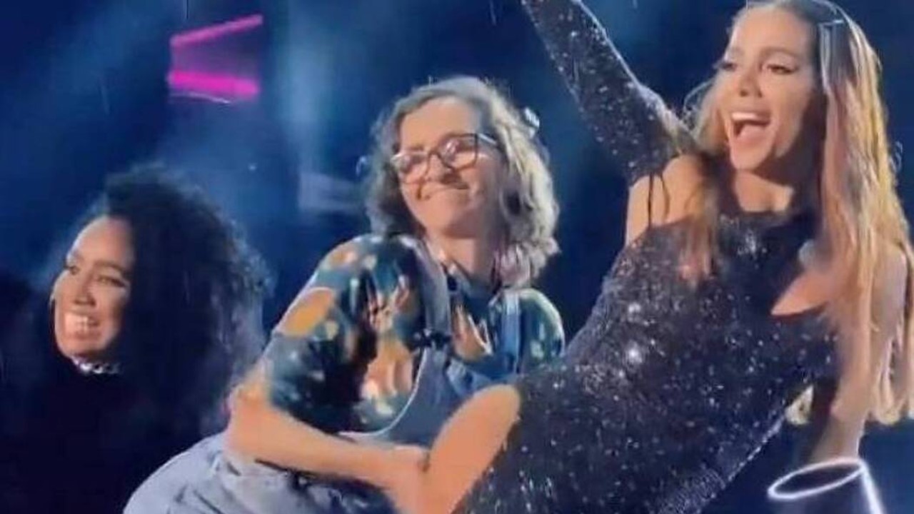 Tia Marli fã de Anitta sobe ao palco, dança, rebola e viraliza