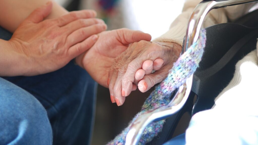 Dicas para melhorar a qualidade de vida do idoso com Alzheimer