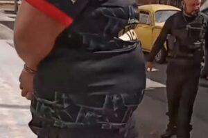 Ladrão vestido de policial algema vítima e rouba carro no RJ