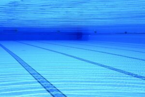 Inscrições para aulas de natação na Piscina Alberto Savoi se encerram na terça-feira (11)