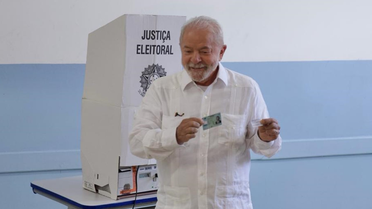 Lula vota em São Bernardo acompanhado de Alckmin e Haddad