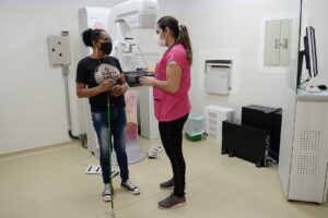 Policlínica de Limeira oferece mamografia inclusiva a mulheres com deficiência