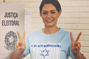 Primeira-dama Michelle Bolsonaro vota com camiseta da bandeira de Israel