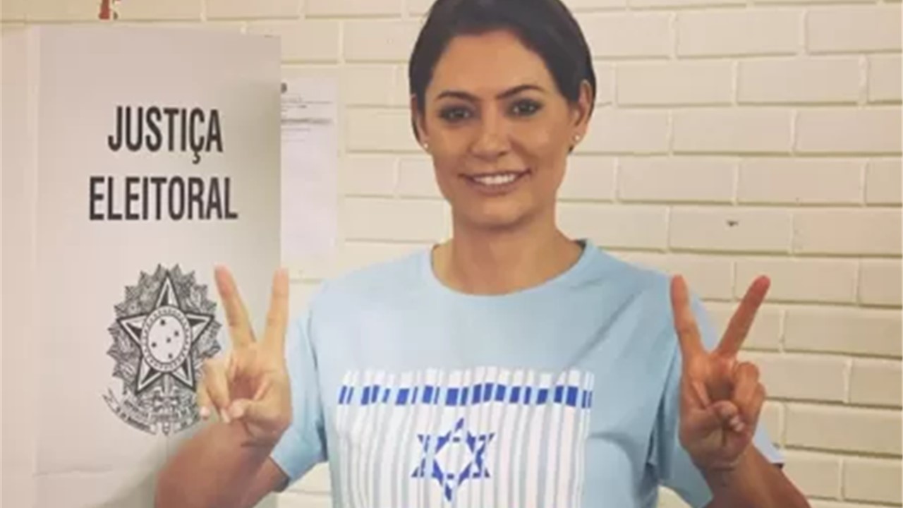 Primeira-dama Michelle Bolsonaro vota com camiseta da bandeira de Israel