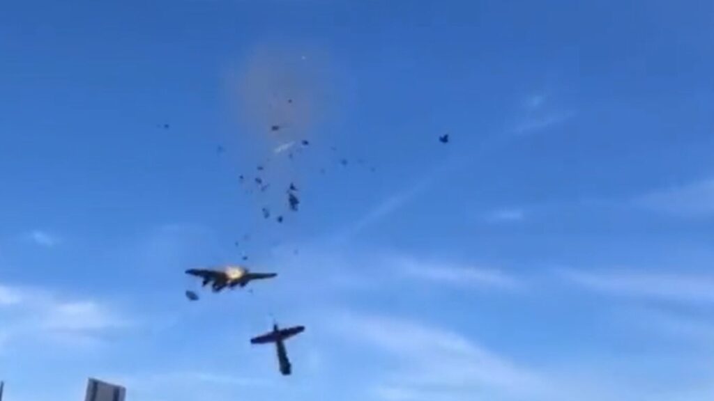 Aviões se chocam no ar em apresentação em Dallas