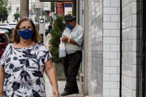 Limeira volta a recomendar uso de máscaras em locais fechados e com aglomeração