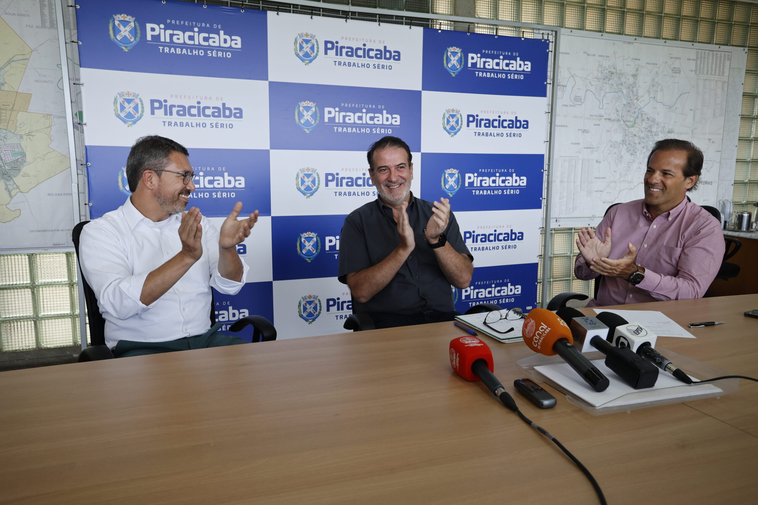 Alexandre Soares, prefeito Luciano Almeida e José Luiz Guidotti, durante momento da coletiva