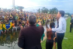 Bolsonaro faz oração com crianças e padre após diplomação de Lula