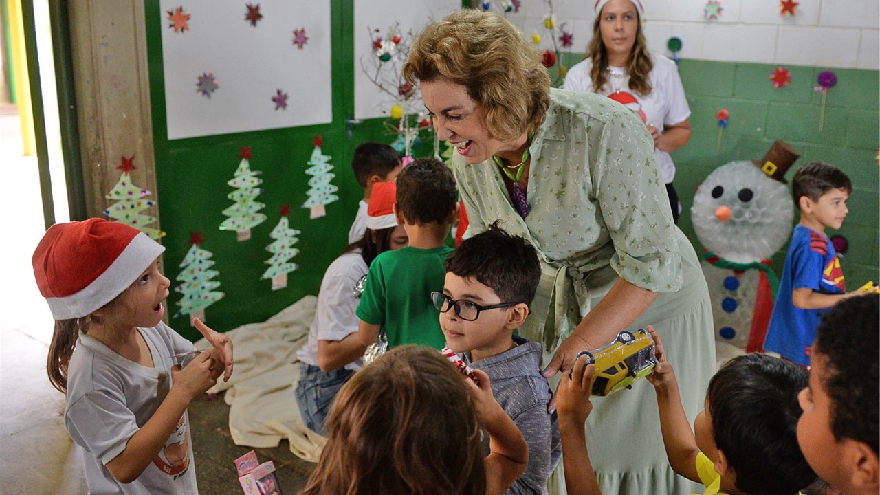 Natal com Sorriso inicia entrega de presentes e encanta crianças em Limeira