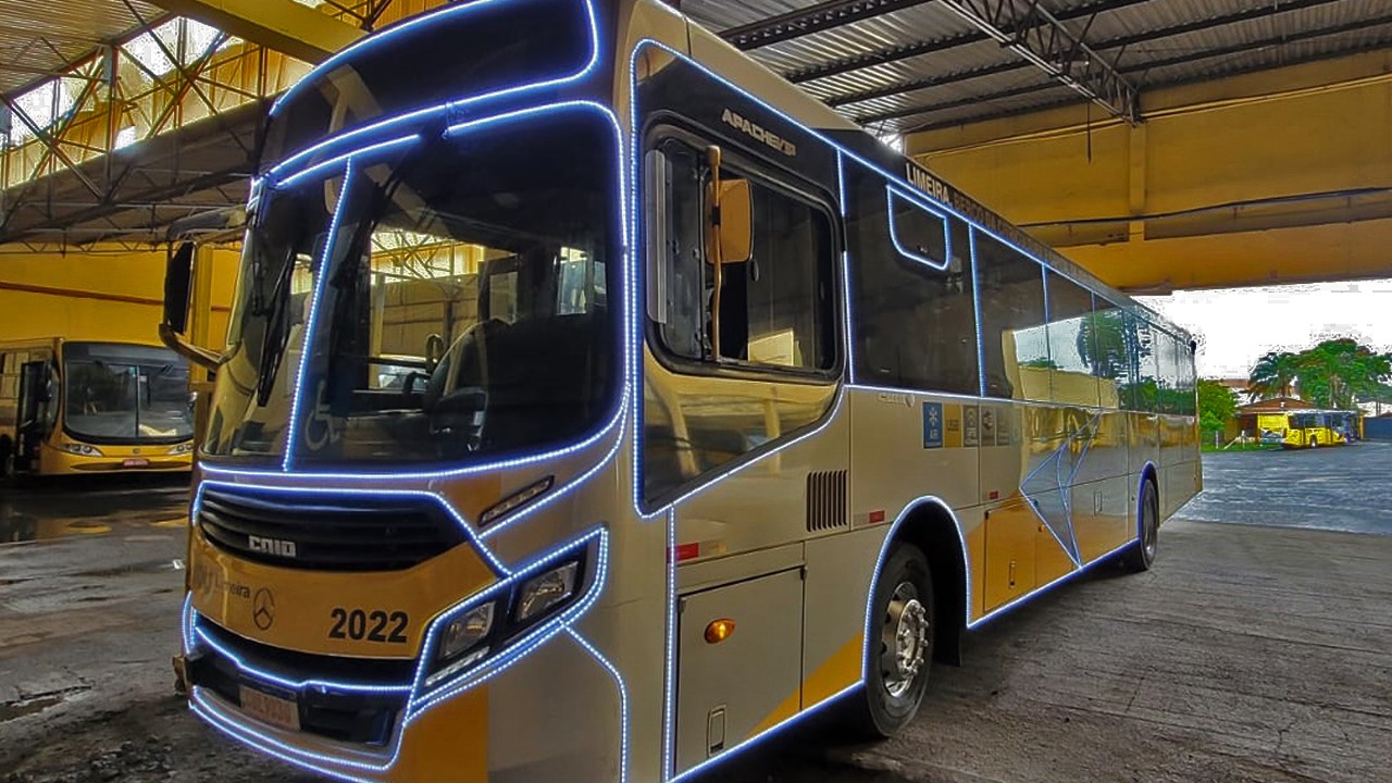Ônibus levam clima de Natal pelas ruas de Limeira