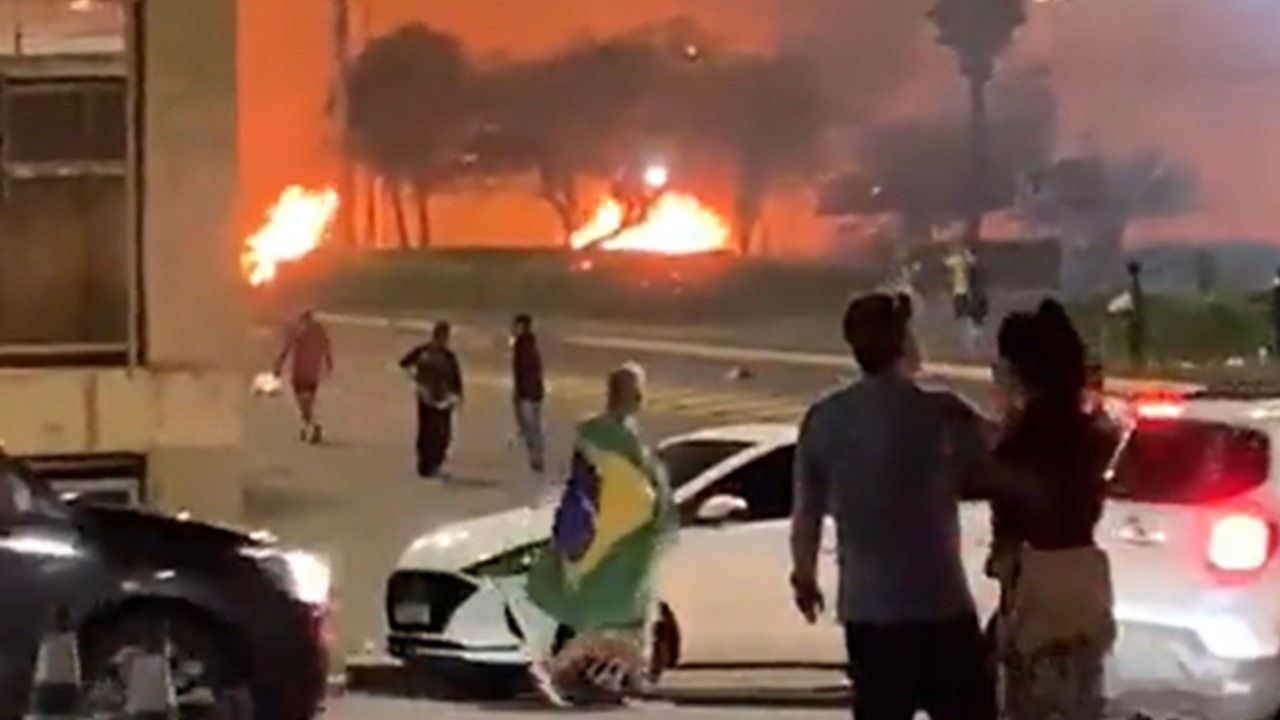 Radicais queimam carros e tentam invadir sede da Polícia Federal em Brasília