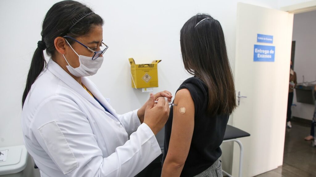 Saúde de Piracicaba oferece 3ª dose de vacina contra covid para inscritos na Fuvest 2023