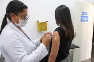 Saúde de Piracicaba oferece 3ª dose de vacina contra covid para inscritos na Fuvest 2023