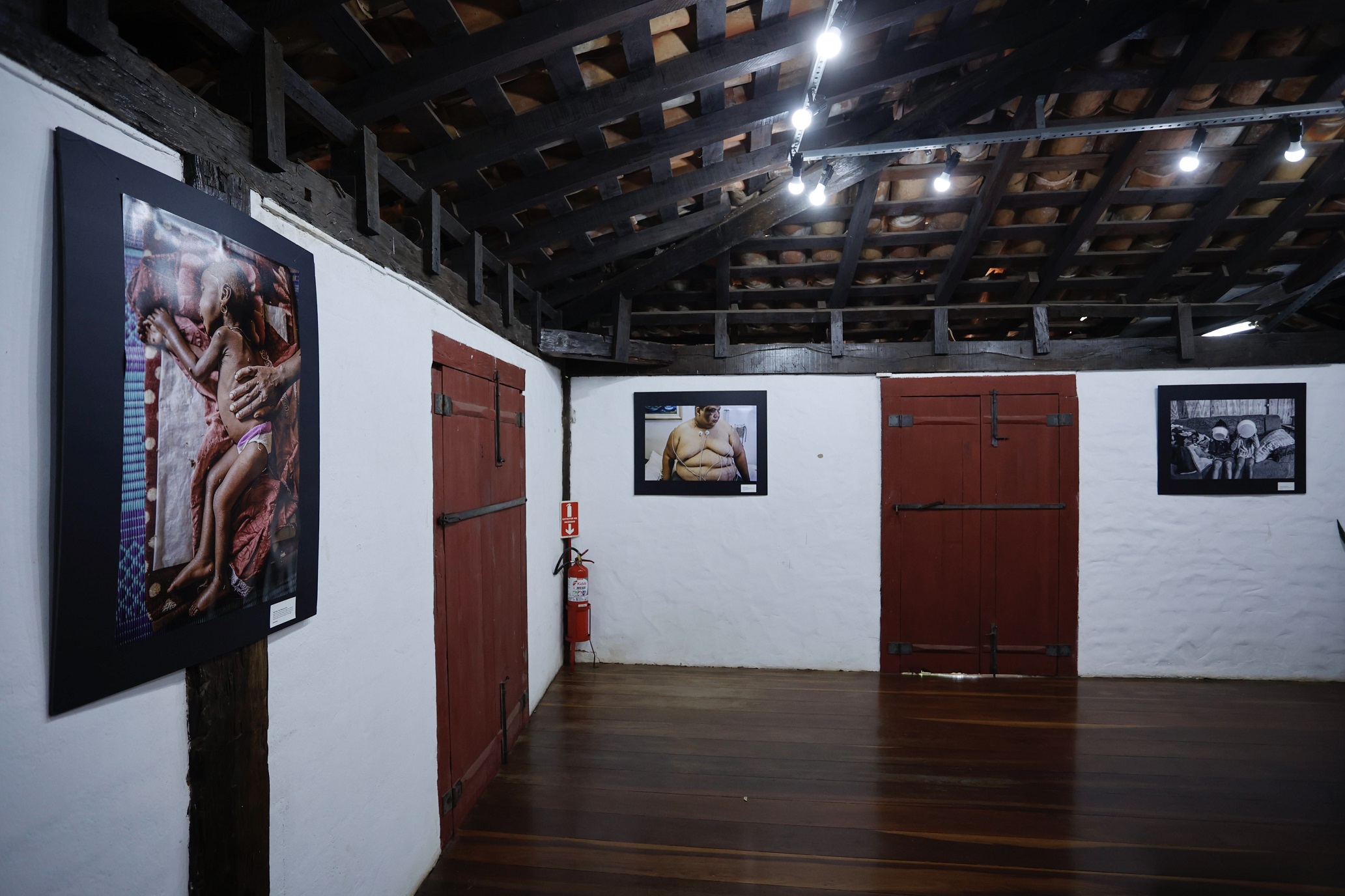 A mostra fotográfica reúne obras de fotógrafos e fotógrafas, brasileiros e europeus