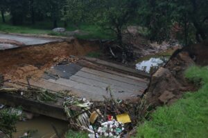 Chuva derruba ponte, causa estragos e deixa 2 mortos na região