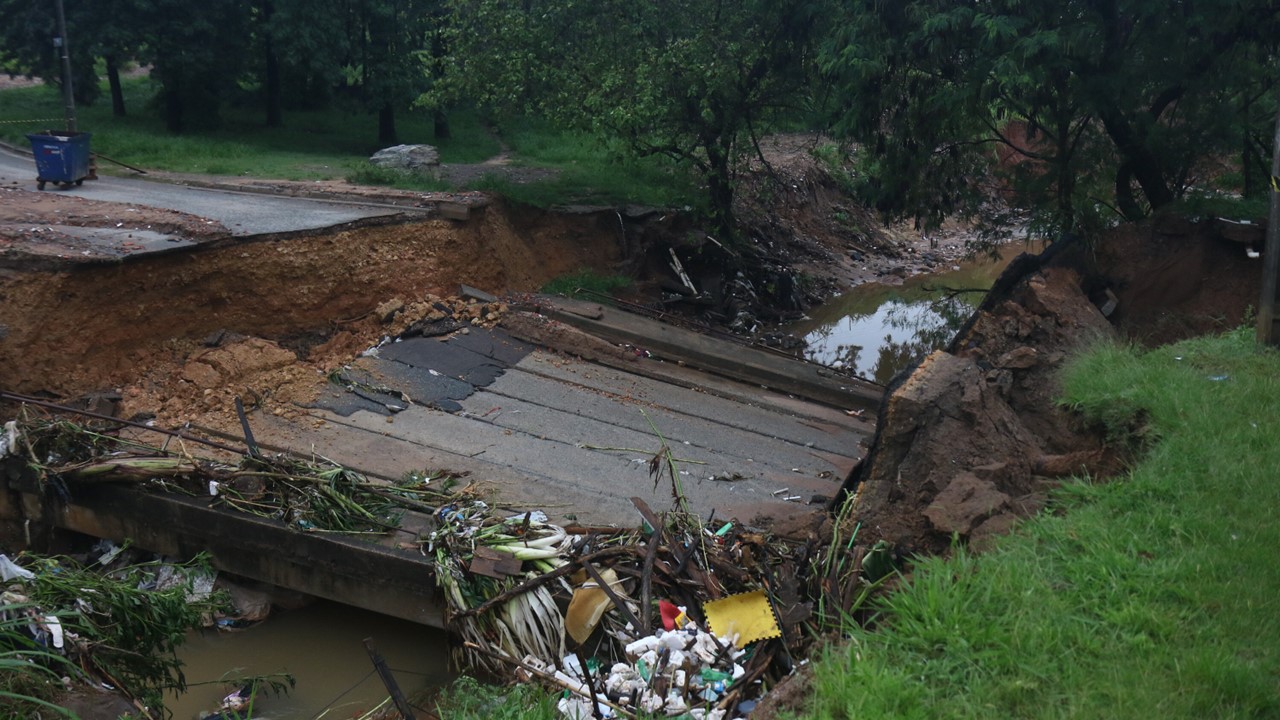 Chuva derruba ponte, causa estragos e deixa 2 mortos na região