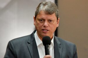Tarcísio não irá a reunião de governadores com Lula em Brasília