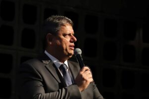 Tarcísio recua e anuncia que irá a reunião de governadores com Lula em Brasília