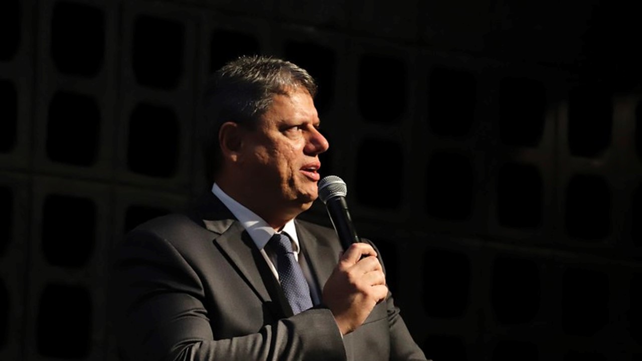 Tarcísio recua e anuncia que irá a reunião de governadores com Lula em Brasília
