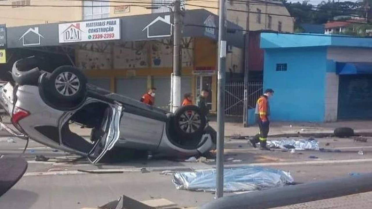 Capotamento deixa quatro mortos e três feridos